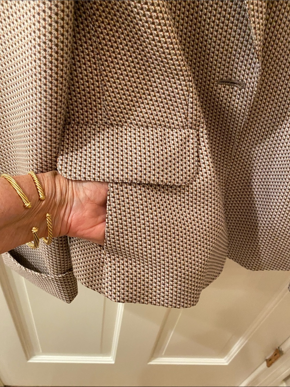 Akris Punto Light Beige/ Black/ Rust Check Blazer • Size 8 - Picture 13 of 14